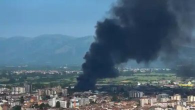 Photo of Пожарот во Тетово ги топел возилата на пожарникарите