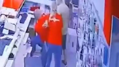 Photo of (ВИДЕО) Со боксови и газење нападнат вработен во Техномаркет