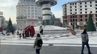 Photo of Воинот на коњ од денеска има две елки. Арсовска по кривата, скромно накитена, стави  и друга само со сијалички