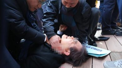 Photo of ВОЗНЕМИРУВАЧКО ВИДЕО: Јужнокорејскиот опозициски лидер прободен со нож на прес-конференција