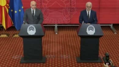 Photo of Ковачевски му ја предаде функцијата на Џафери: Oчекувам да се спроведат мирни, фер и демократски избори како што доликува на држава членка на НАТО