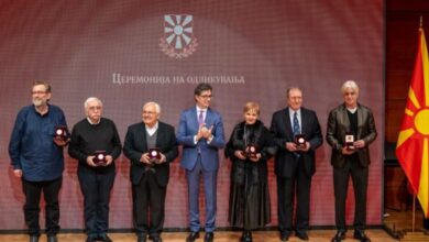 Photo of Пендаровски ги одликуваше Бедија Беговска, Благоја Чоревски, Ѓокица Лукаревски, Оливера Николова, Рефет Абази, Ристо Вртев и Слободан Унковски со Орден за заслуги