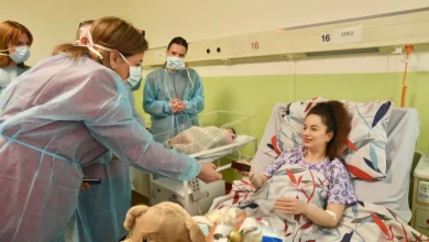 Photo of Алек е првото бебе годинава, се роди на ГАК, го посетија министрите Меџити и Тренчевска