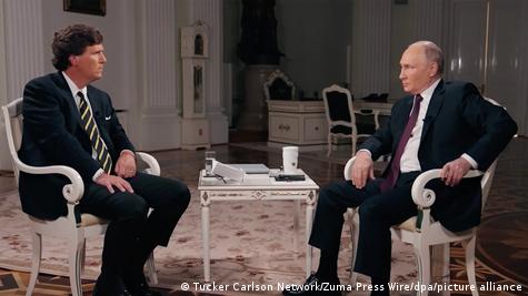 Владимир Путин со поранешниот водител на Фокс њуз, Такер Карлсон