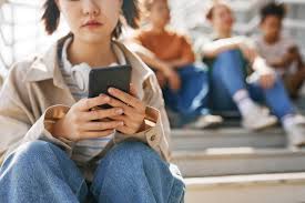 Photo of Велика Британија ќе забрани употреба на мобилни телефони во училиштата