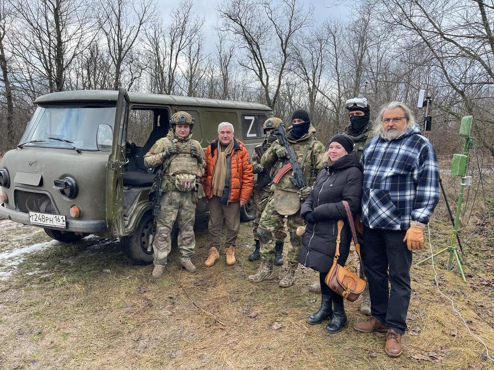 Миленко Неделковски и Љубомир Радиновиќ со руски војници за време на снимањето на филм за телевизија Росија 1. Во позадина комбе со симбол на руската агресија врз Украина "Z".