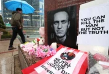 Photo of Московјани и денеска во долг ред пред гробот му одаваат почит на Навални
