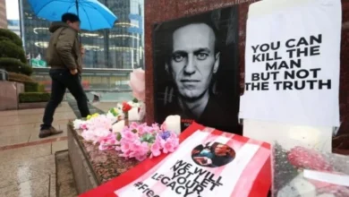 Photo of Московјани и денеска во долг ред пред гробот му одаваат почит на Навални