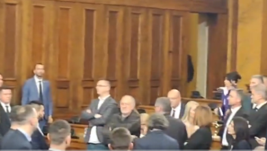 Photo of (ВИДЕО) Хаос во српското Собрание, пратеници фрлаа тоалетна хартија, удираа по клупи
