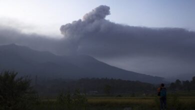 Photo of Поради ерупција на вулкан, затворен аеродром во Индонезија