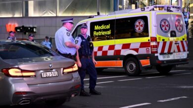 Photo of (ВИДЕО) Го запревме крвавењето на бебето со облека од продавница: Хероите што го спасија повреденото бебе во трговски центар во Сиднеј открија детали од драмата