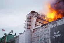 Photo of Пожар избувна во зградата на Берзата во Копенхаген, нејзиниот врв се урна