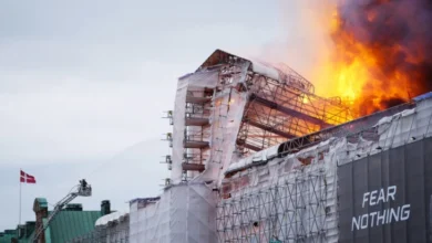 Photo of Пожар избувна во зградата на Берзата во Копенхаген, нејзиниот врв се урна