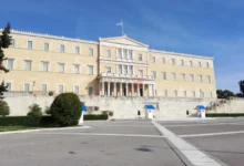 Photo of Инцидент во грчкиот Парламент – пратеник физички нападна друг пратеник