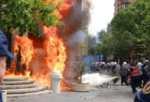 Photo of Хаос пред градското собрание во Тирана, фрлани молотови коктели врз објектот