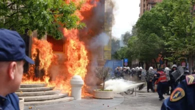 Photo of Хаос пред градското собрание во Тирана, фрлани молотови коктели врз објектот
