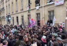 Photo of Како дел од бранот студентски пропалестински протести, во Париз студенти блокираа универзитет поради војната во Газа