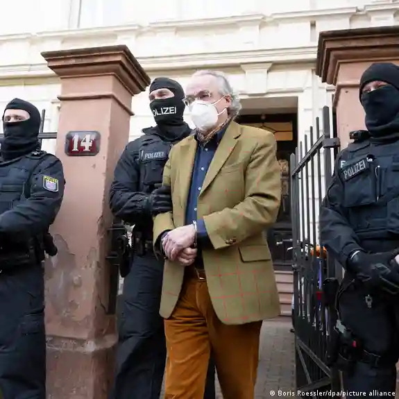 Апсењето на Хајнрих XIII принц Ројс во декември 2022 годинаФотографија: Boris Roessler/dpa/picture alliance