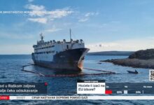 Photo of Товарен брод десетти ден е насукан на брегот на полуостровот Истра во Хрватска, надлежните уверуваат дека засега нема загадување