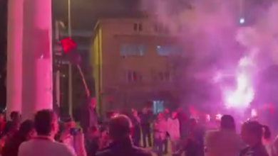 Photo of (ВИДЕО) Со факели и тапани ВМРО-ДПМНЕ слави победа пред палатата „Христо Татарчев“