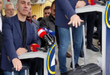 Photo of ВИДЕО: “Ќе им оставиме бакшиш” Груби со куфер пред Општина Чаир побара оставка од албанската опозиција