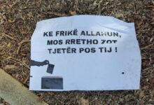 Photo of (ФОТО) „Ако си муслиман, не гласај“ – летоци и пораки по билборди во скопски Чаир