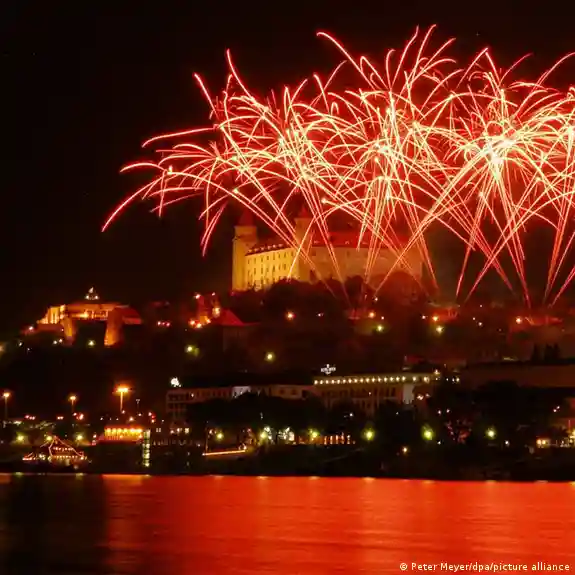 Oгномет над Братислава: Во 2004 година, Словаците, како и многу други нови граѓани на ЕУ, го прославија својот пристап во УнијатаФотографија: Peter Meyer/dpa/picture alliance