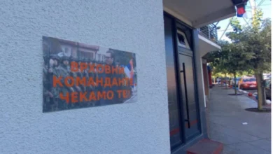 Photo of Постери со слика на Вучиќ и порака „Врховен команданту, те чекаме“ се појавија во северно Косово