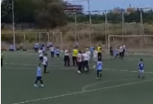 Photo of (ВИДЕО): Дојдоа да си ги гледаат децата како играат фудбал. Наместо да навиваат се истепаа