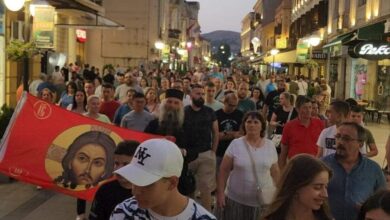 Photo of Во Битола контра парада со знамиња со исус и црковни совети за “вистински семејни вредности“