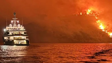 Photo of Од огномет и пиротехнички средства од јахта, предизвикан пожар на грчкиот остров Идра