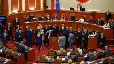 Photo of Тензично пред и внатре во албанскиот парламент