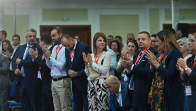 Photo of (Видео)Конгресот на СДСМ е прекинат на барање на општинските организации. Кој го води орото за игри?