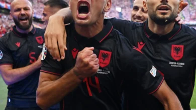 Photo of Знаме со порака „Косово е Албанија“ и антисрпско скандирање на трибините во Хамбург