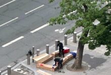 Photo of ФОТО: Морничави ковчези поставени пред Ајфеловата кула, приведени бугарски, украински и германски државјанин