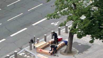 Photo of ФОТО: Морничави ковчези поставени пред Ајфеловата кула, приведени бугарски, украински и германски државјанин