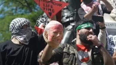 Photo of (Видео) Запалени американски знамиња и крвава маска со ликот на Бајден на протестите пред Белата куќа