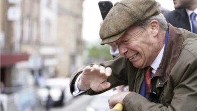 Photo of (Видео) Британскиот политичар и водител Најџел Фараж го гаѓаа со камења и влажен цемент