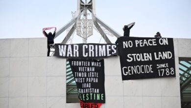 Photo of Демонстранти со транспаренти „слободна Палестина“ се качија на покривот на парламентот во Австралија
