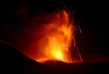 Photo of Вулканот Етна исфрли лава и облак од пепел и чад висок околу пет километри
