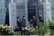 Photo of Почна враќањето на оградата околу Владата