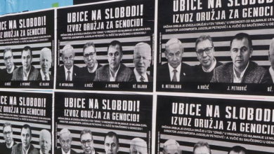Photo of Плакати со фотографии на Вучиќ, Бајден и Нетанјаху, покрај кои се испишани пораките „Извоз на оружје за геноцид“, залепени во центарот на Нови Сад