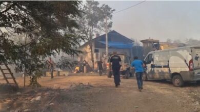 Photo of ВИДЕО: Полиција на терен во Немањици – жителите не сакаат да ги напуштат куќите иако имаат закана од пламените јазици!