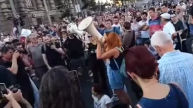 Photo of Протест пред Владата на Србија поради изречени затворски казни на лица од вчерашните протести, организаторите тврдат дека има нови апсења