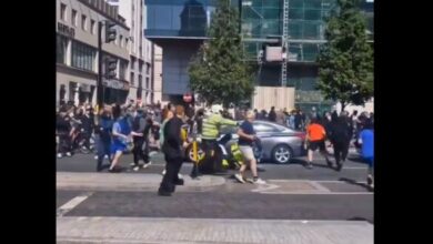 Photo of (ВИДЕО) Протести во Британија поради лажни вести за убиството на три девојчиња: Деца фрлаат цигли кон полицијата