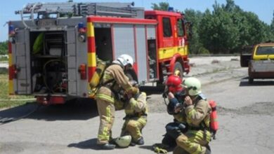 Photo of Повредени пожарникари кршеле шофершајбна за да излезат од возилото додека огнот беснеел кон нив