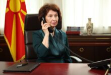 Photo of Револверот подарок од Ердоган ќе стаса по дипломатска пошта. Сиљановска нема намера да пука.