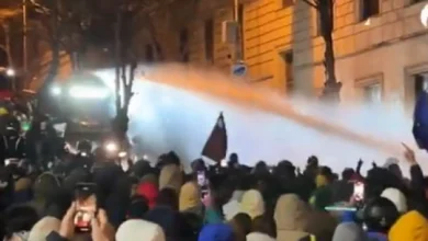 Photo of Грузиската полиција со водени топови против демонстрантите кои протестираат против владината одлука да го одложи барањето за пристапување во ЕУ