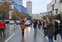 Photo of (ВИДЕО) Нови Сад застана на 14 минути во знак на солидарност со семејствата на загинатите во несреќата на железничката станица