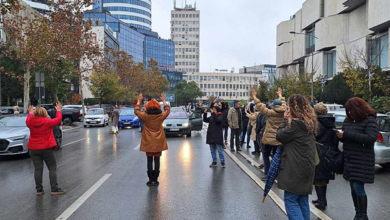 Photo of (ВИДЕО) Нови Сад застана на 14 минути во знак на солидарност со семејствата на загинатите во несреќата на железничката станица